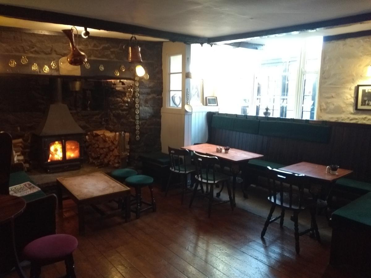 Llanerch Inn 兰德林多德威尔斯 外观 照片